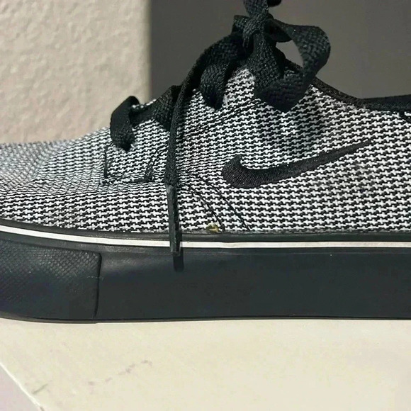 NIKE SB CLUTCH PRM TRAINERS BLACK/WHITE 807409-017 SIZE 4Y - Picture 6 of 11